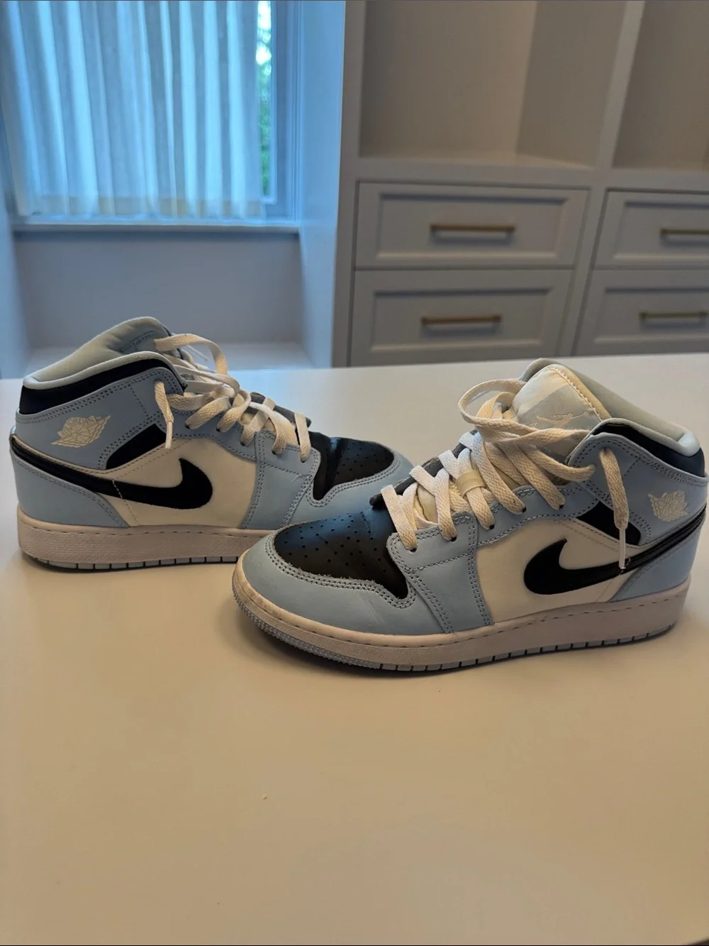 Youth Size 7 Unisex Nike Air Jordan 1 Mid Light Blue, Black & White 🩵VGUC!🖤